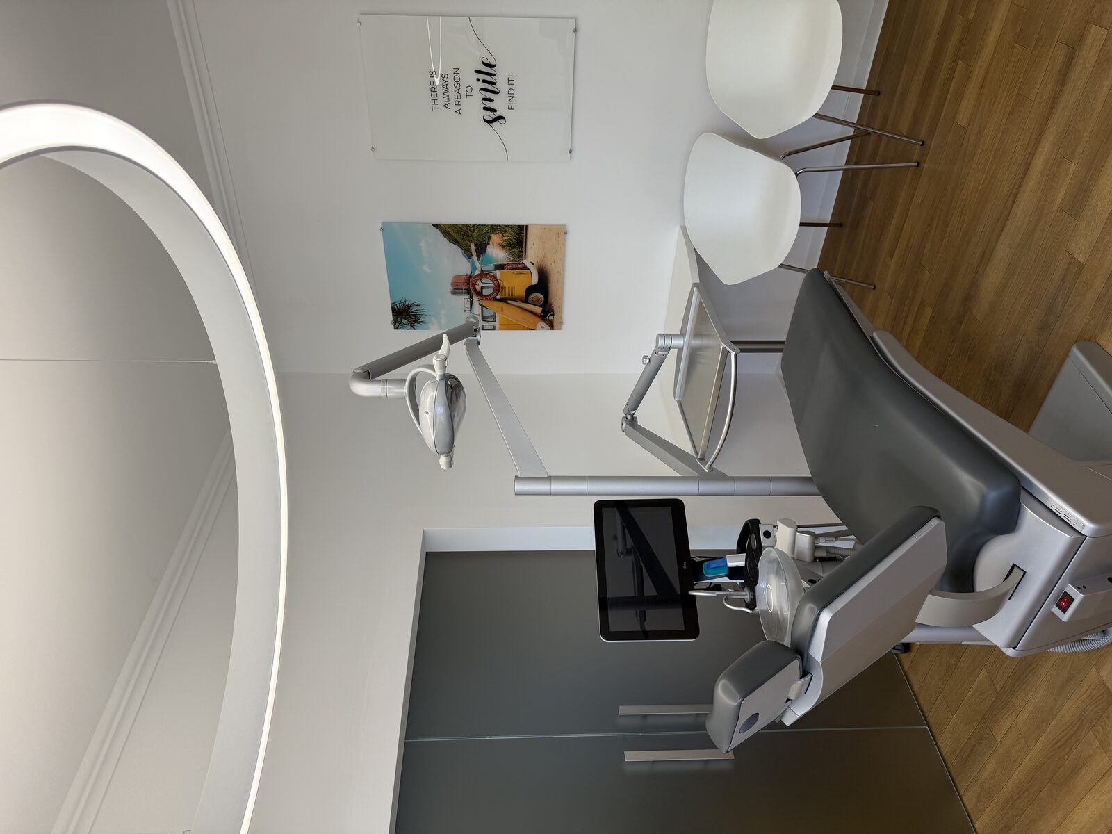 Modernes Behandlungszimmer der Kieferorthopädie Groß-Gerau